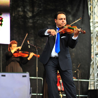 Violinist performing in Rátonyi Róbert Színház